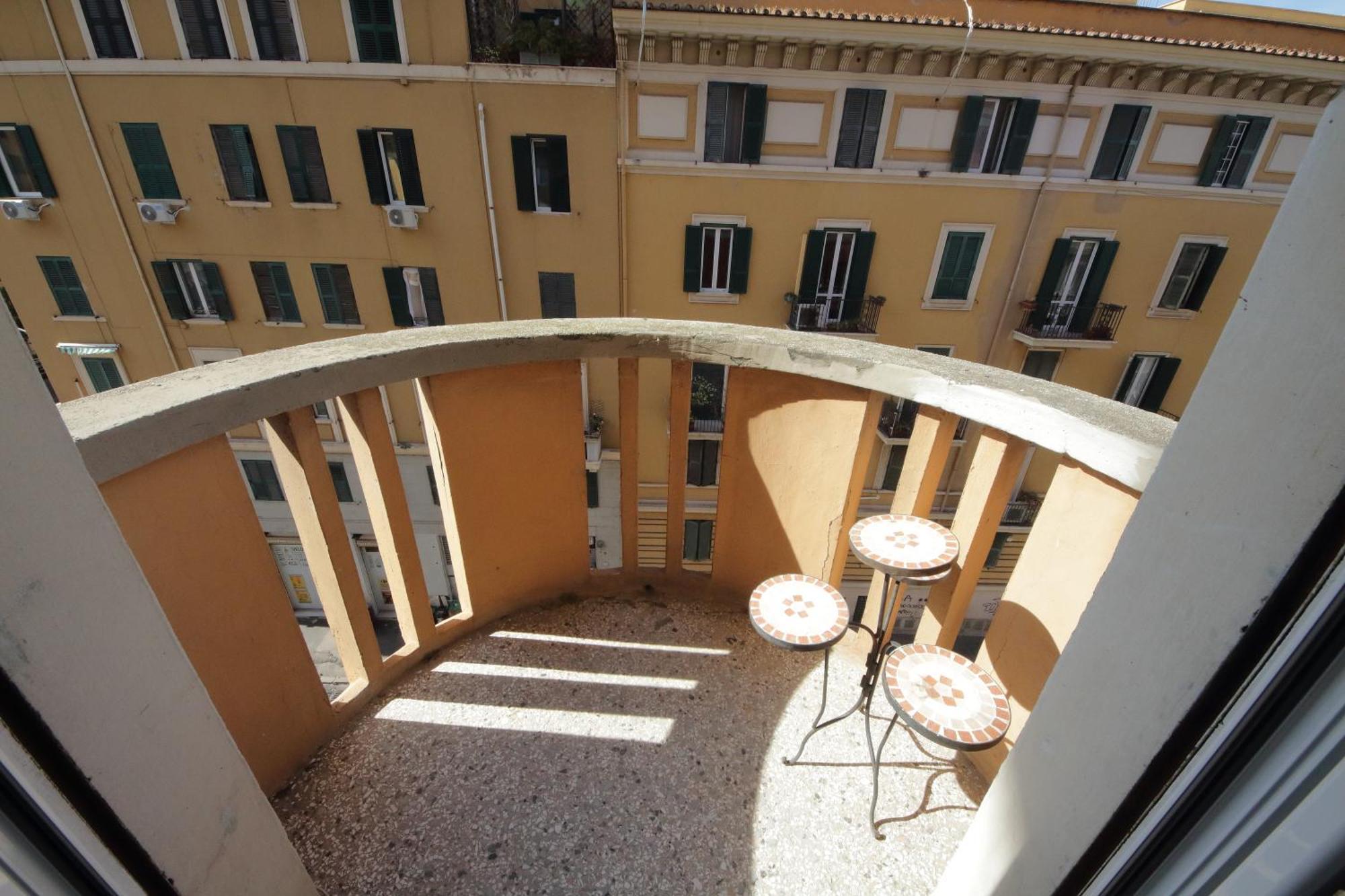 Ych-vintage Flat Near San Giovanni Apartamento